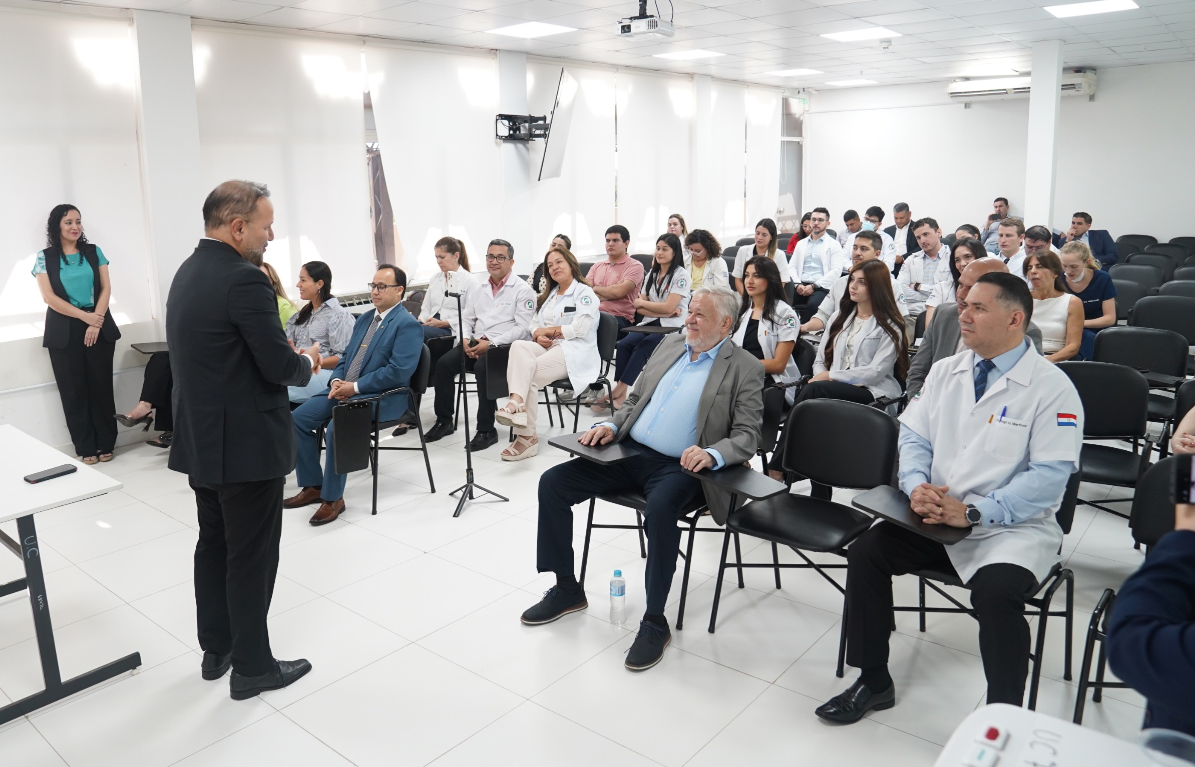 Autoridades reconocen labor a médicos residentes y proveen de bienes para salas de residencia