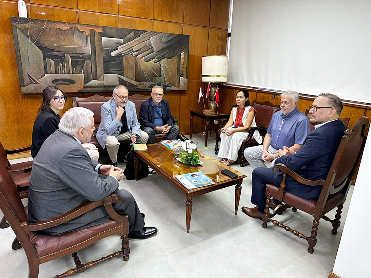 Comitiva de médicos españoles visita el Hospital Central del IPS y evalúa posibles inversiones en salud