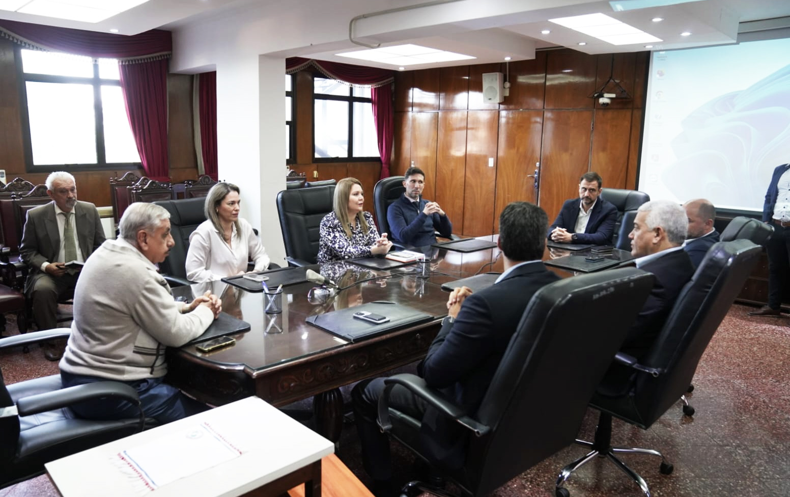 Autoridades del IPS, encabezadas por el Dr. Isaías Fretes, mantuvieron una reunión informativa con representantes del Banco Itaú