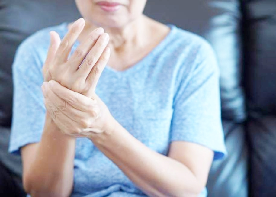 Día Mundial de la Fibromialgia: especialista del IPS Ingavi explica que el dolor es real aunque los estudios den normales 