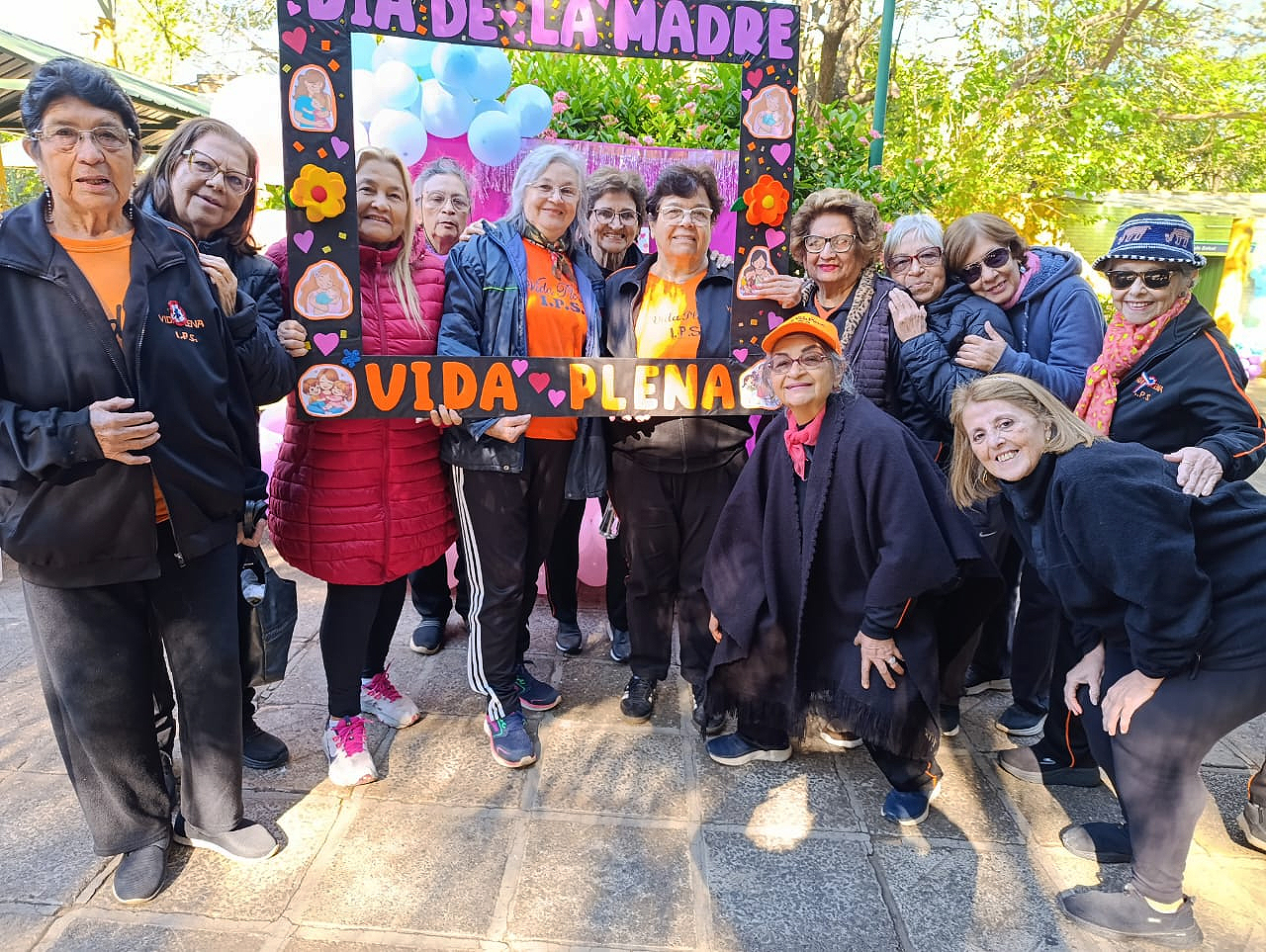 Adultos mayores del Club Vida Plena celebran el día de la madre