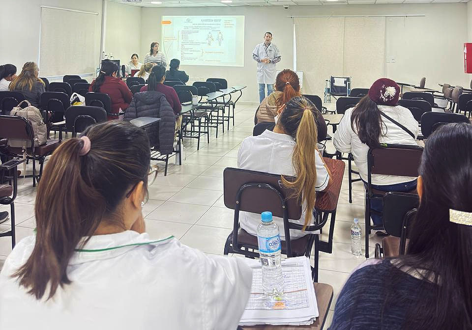Capacitan al personal de Enfermería del Hospital Ingavi en seguridad del paciente y protocolos de quirófano