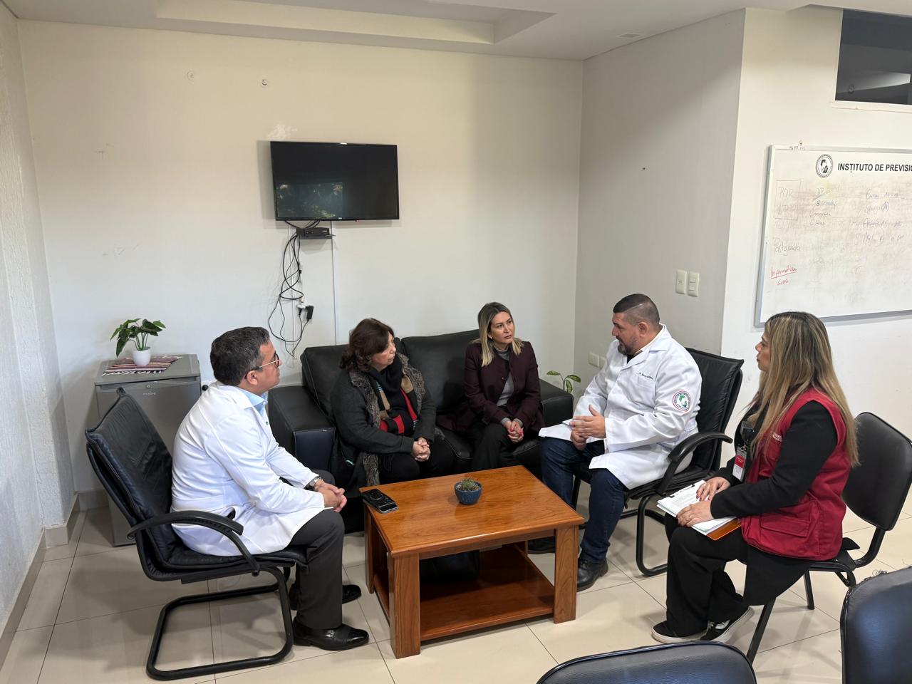 Ministra de Trabajo verificó condiciones laborales del personal de limpieza en el Hospital Central del IPS