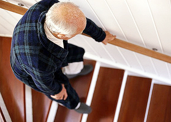 Invierno seguro: Cómo prevenir caídas en adultos mayores dentro y fuera del hogar