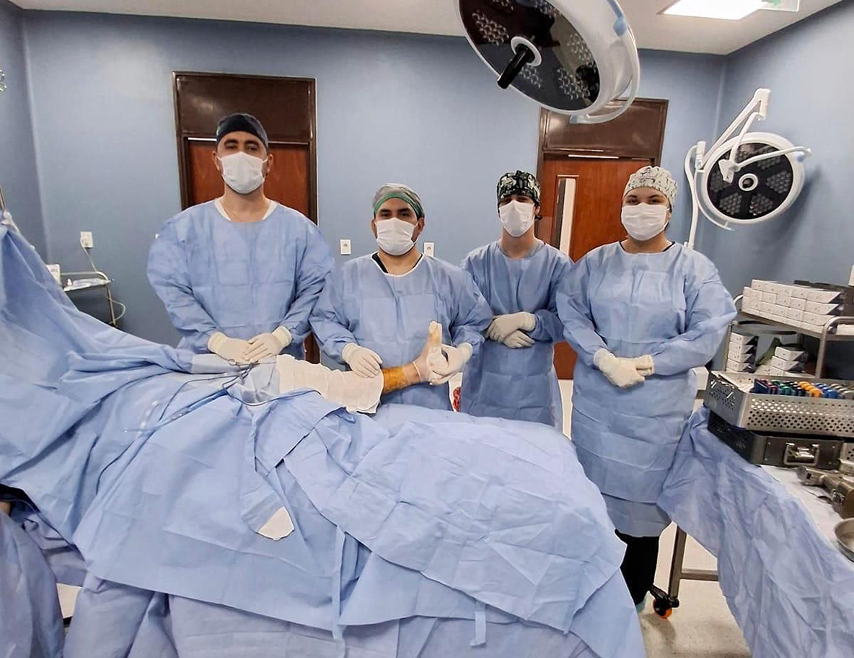 Primera cirugía de prótesis unicompartimental de rodilla se realiza en IPS Ingavi