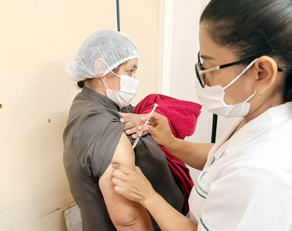 Realizan jornada de vacunación dirigida al personal de limpieza en el Hospital Central
