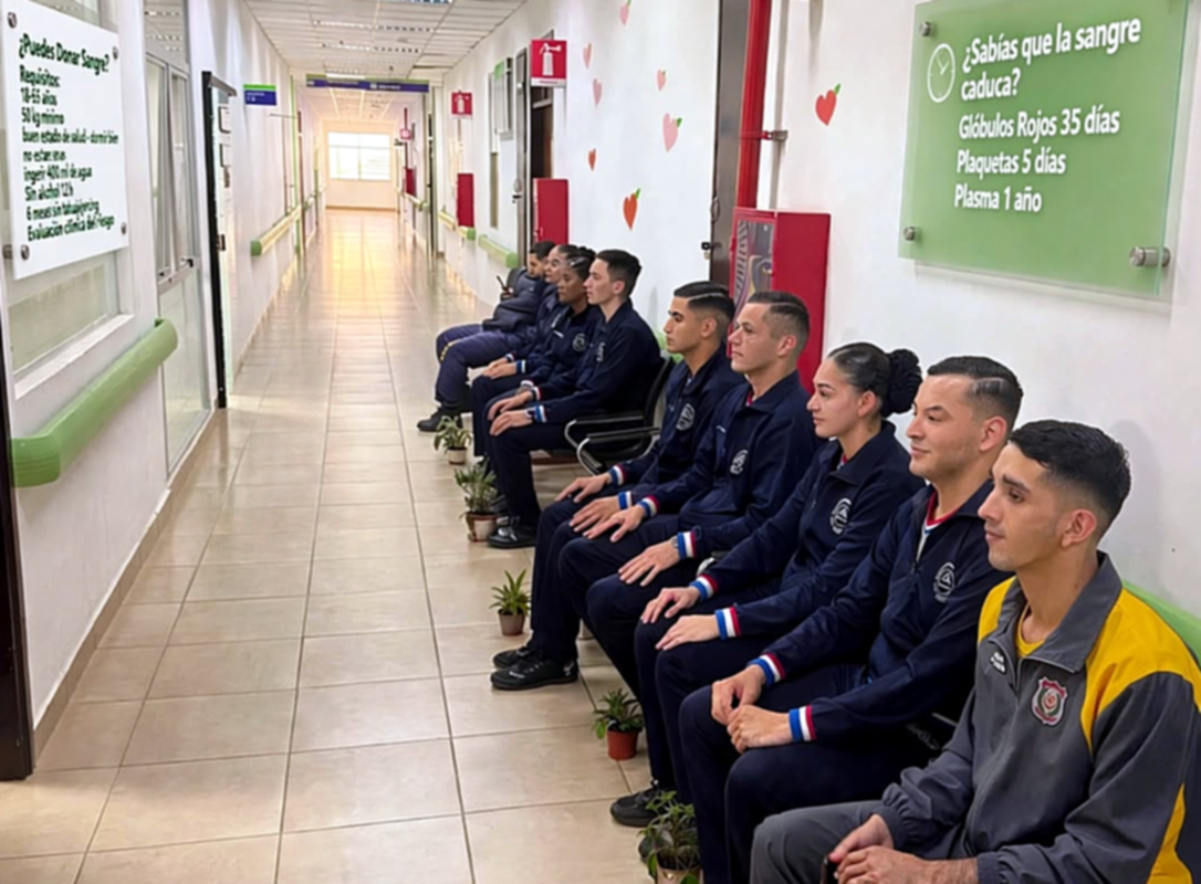 Cadetes de la Academia de Policía se suman a la donación voluntaria de sangre en IPS Ingavi