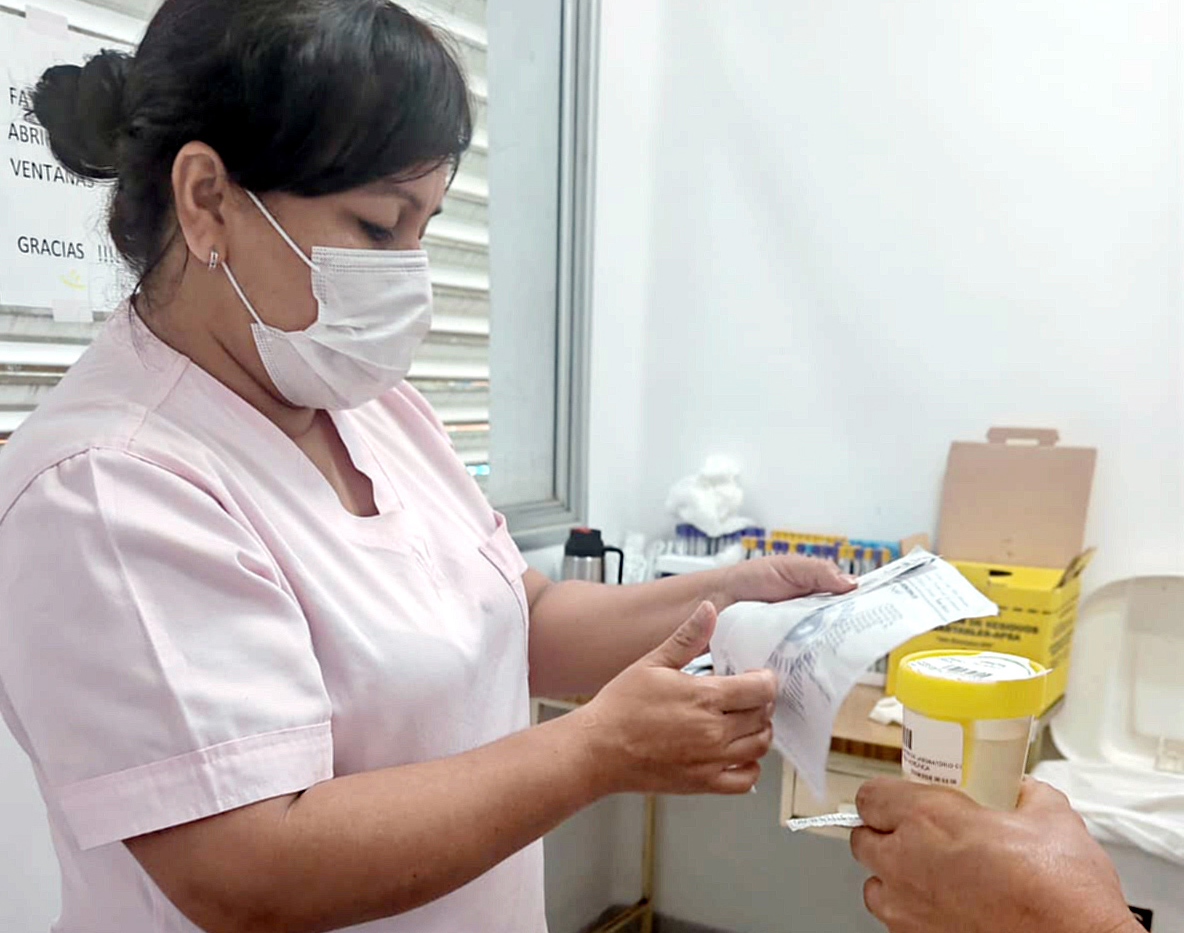 Técnicos de Laboratorio: un trabajo clave para el diagnóstico y la atención de los asegurados