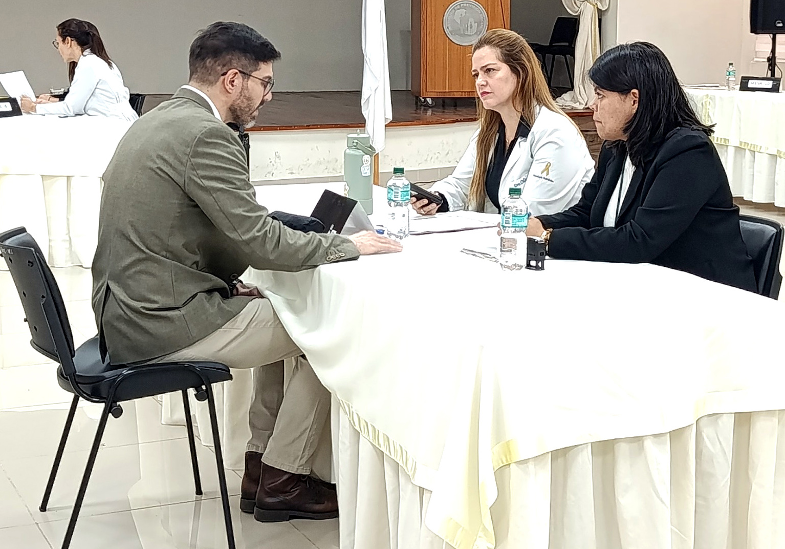 Histórico: por primera vez realizan concurso y evalúan 300 cargos médicos para vínculos permanentes