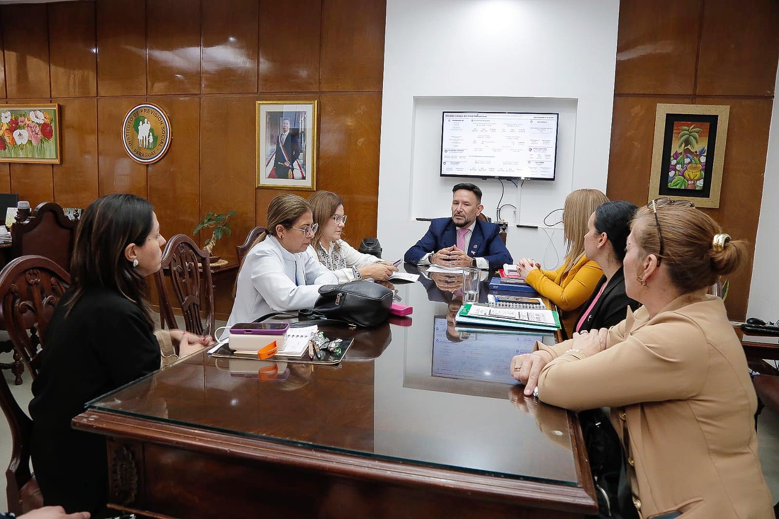 Reunión entre autoridades del IPS y representantes de la AMIPS sobre el concurso Interno de Oposición - Desprecarización de médicos