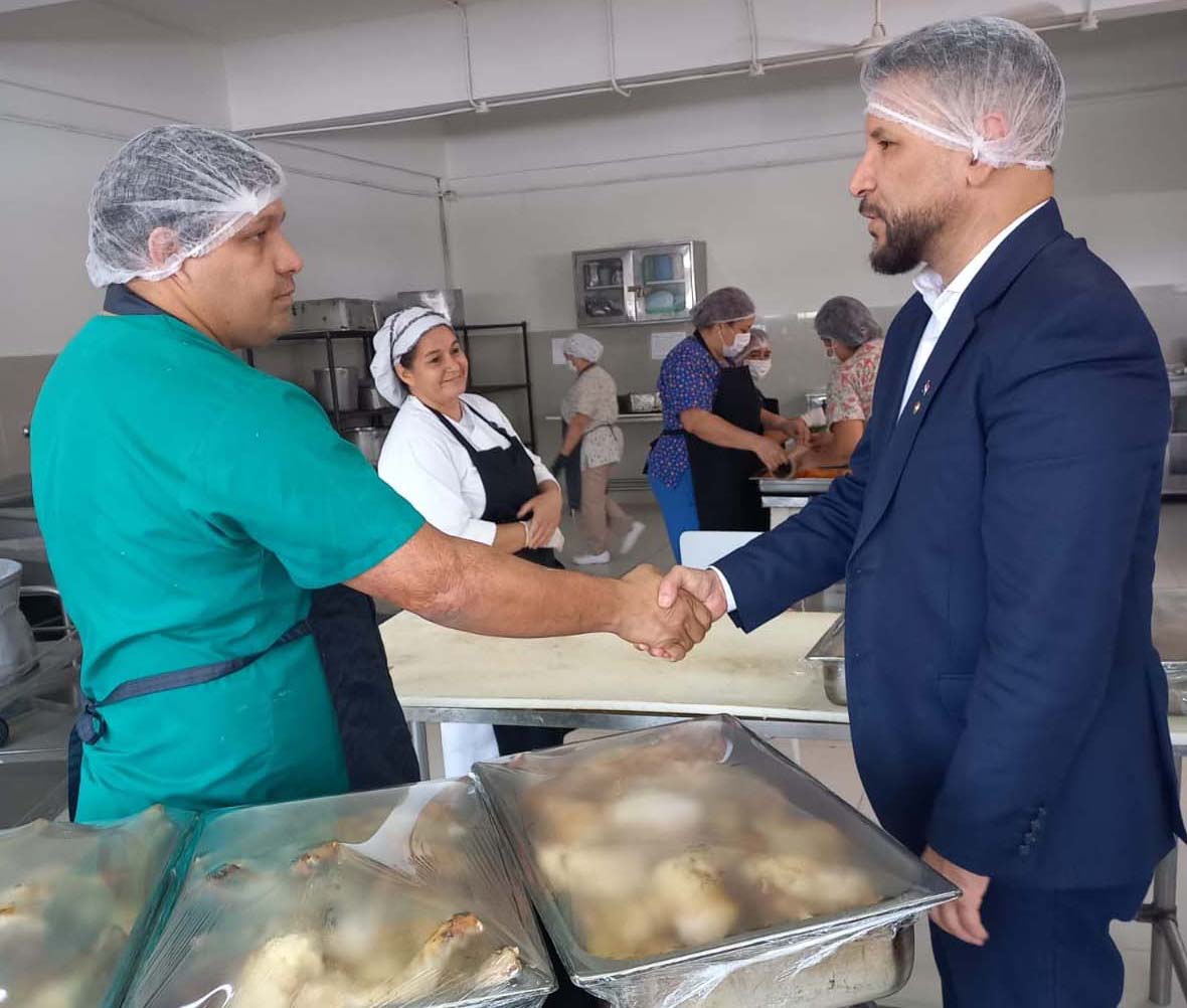Derlis León visitó la Sección Cocina del Hospital Central para conocer su funcionamiento y fortalecer la calidad del servicio